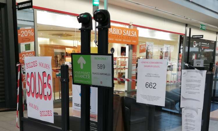 compteur de clients dans une galerie commerciale d'un hypermarché Intermarché