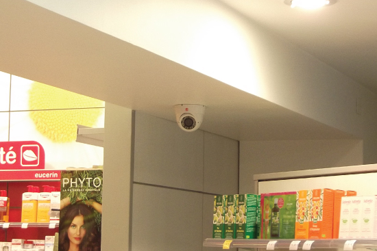 caméra de video surveillance installée dans une pharmacie